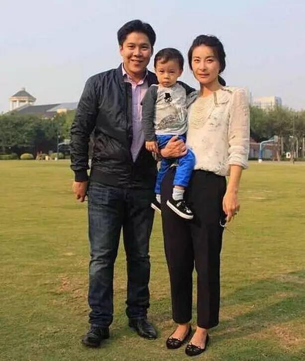 霍启刚郭晶晶再度甜蜜出镜,霍启刚穿西装郭晶晶穿羽绒服