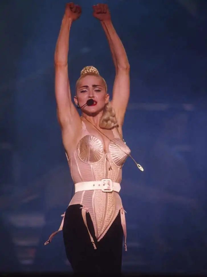 让我们从“茜茜公主”开始，聊聊内衣这件事儿