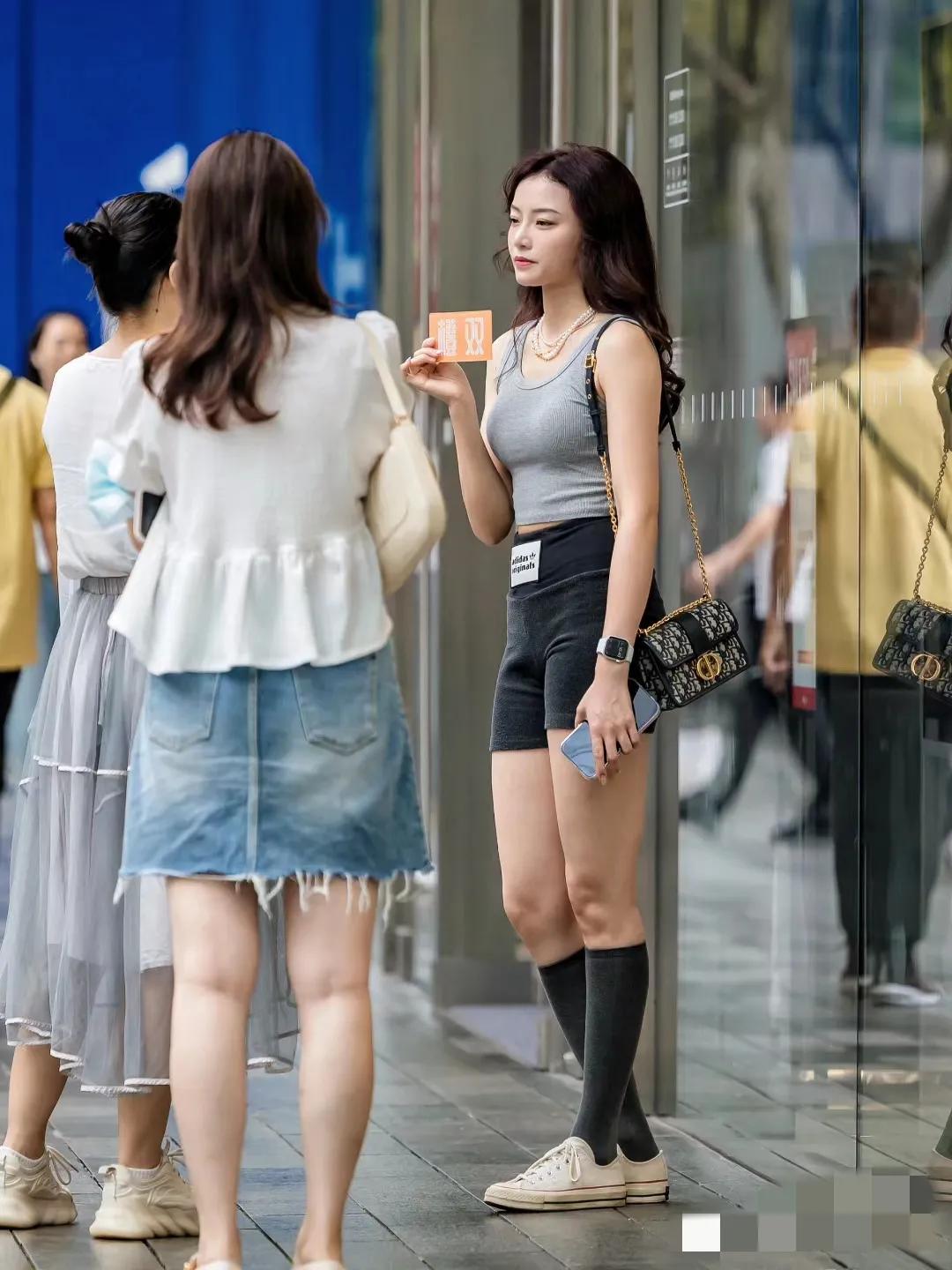 深圳市时尚街拍,穿衣风格干净有气质街拍