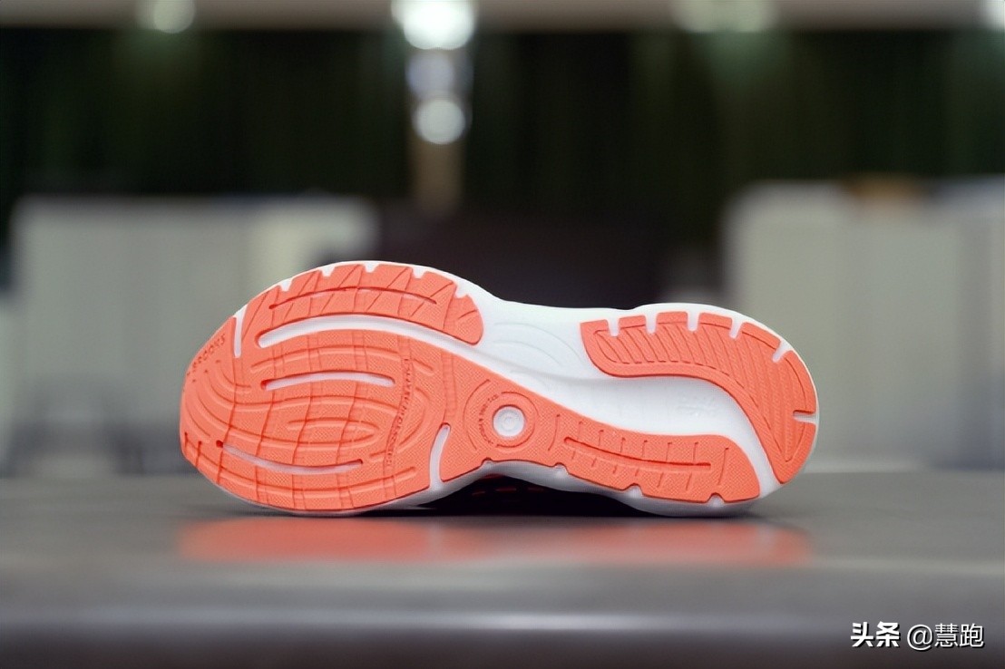 什么样的跑鞋能提高速度,适合日常跑步训练的跑鞋