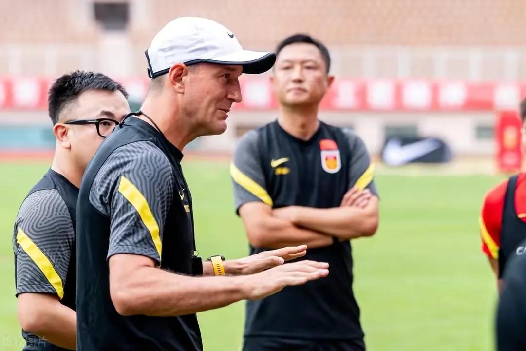 扬科维奇国足首训名单最新,国足教练扬科维奇首秀