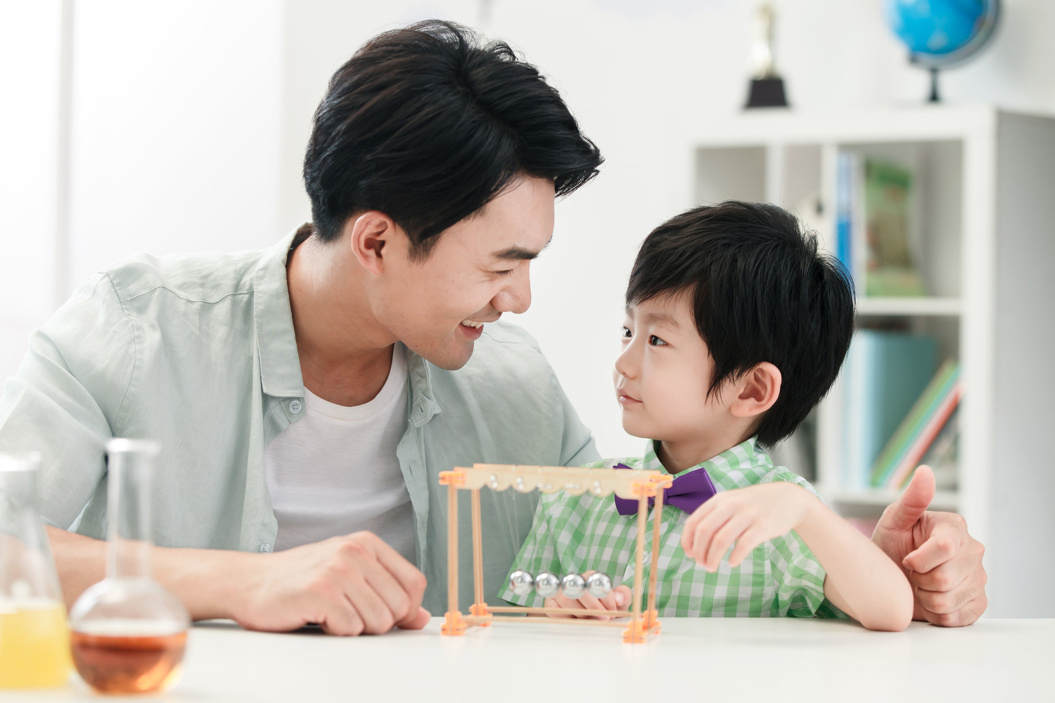 家长课堂关注儿童健康饮食指南,疫情居家孩子上网课自己运动