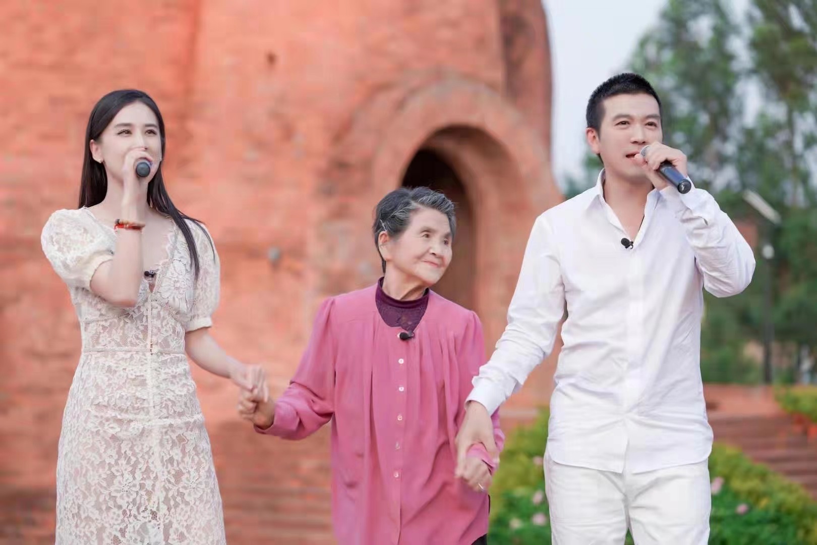 杨子直播深受大家喜爱，被人民日报授予“人民主播•品牌推荐官”