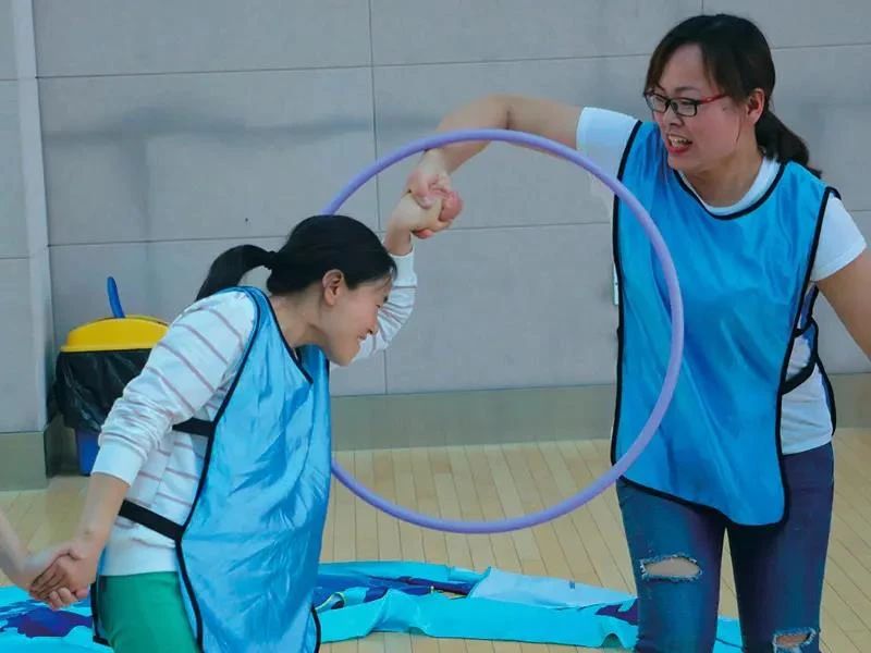 团建趣味飞机游戏怎么玩,趣游研学营