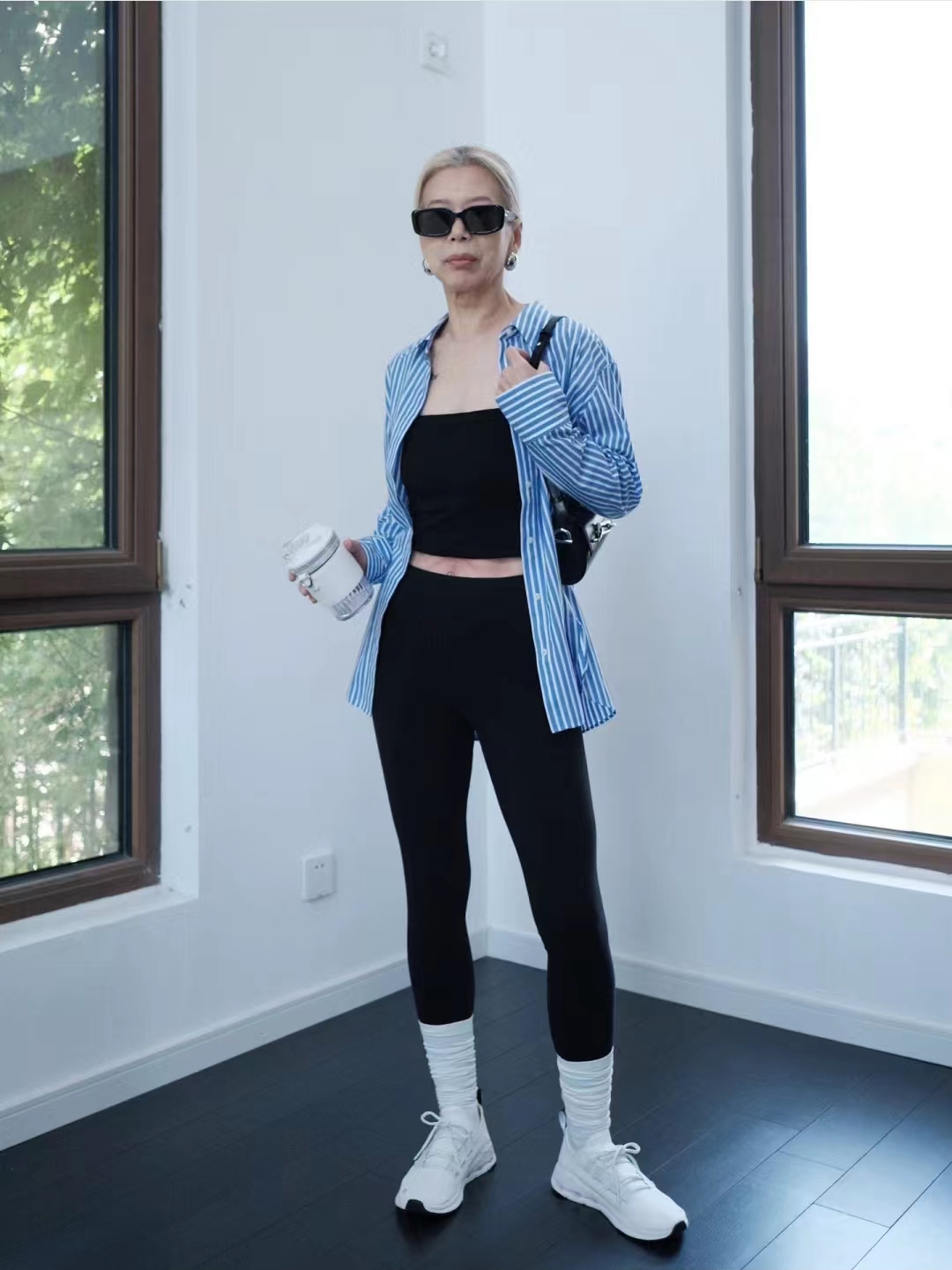 62岁奶奶不穿老人装,51岁不染发的奶奶