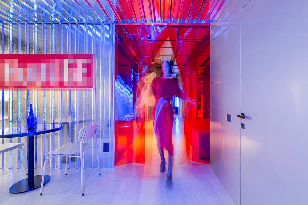 红蓝渐变手机游戏开发公司基辅办公设计欣赏