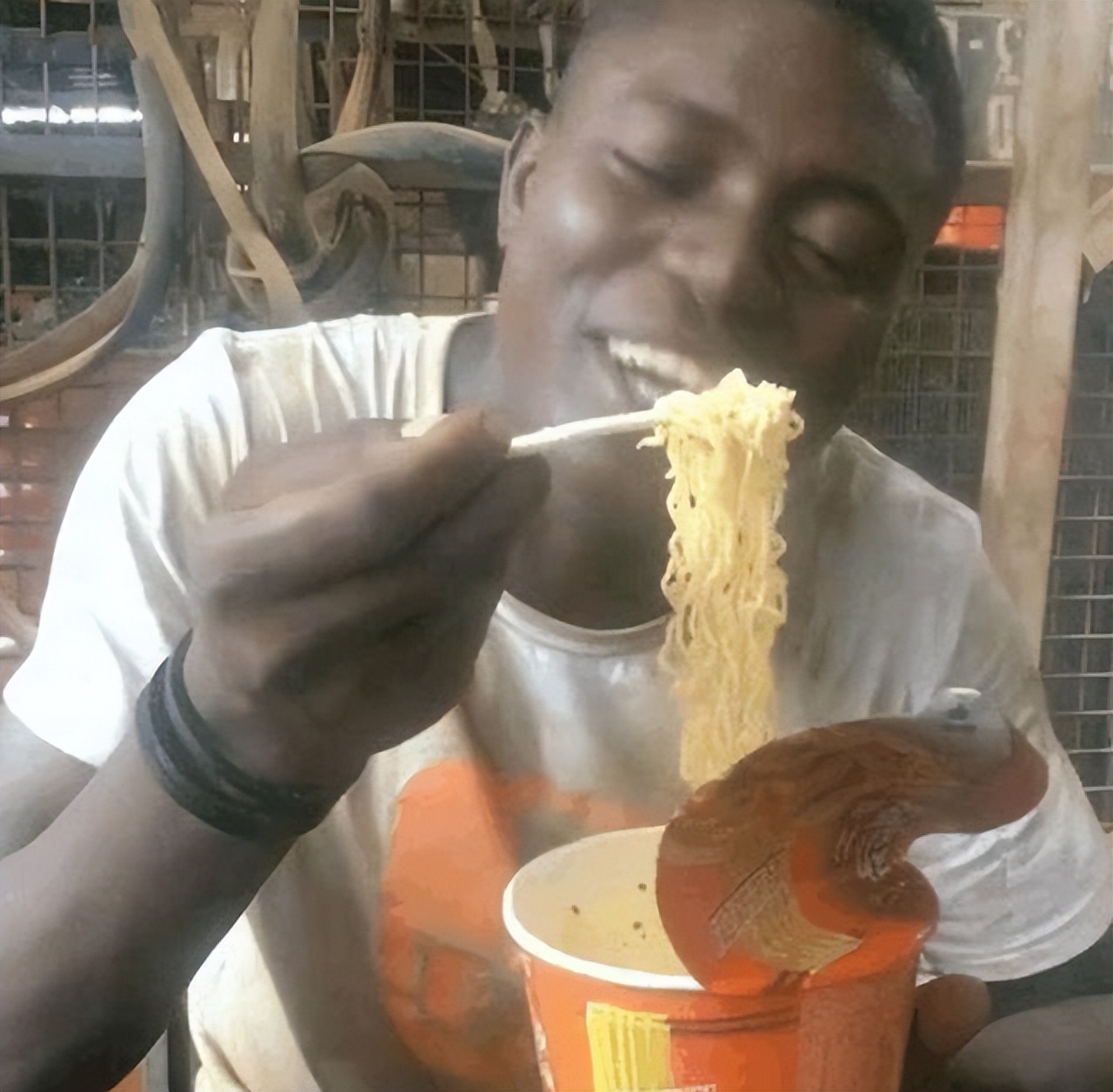 一包几块钱的方便面到了非洲就成了“奢侈品”？非洲小伙：吃不起