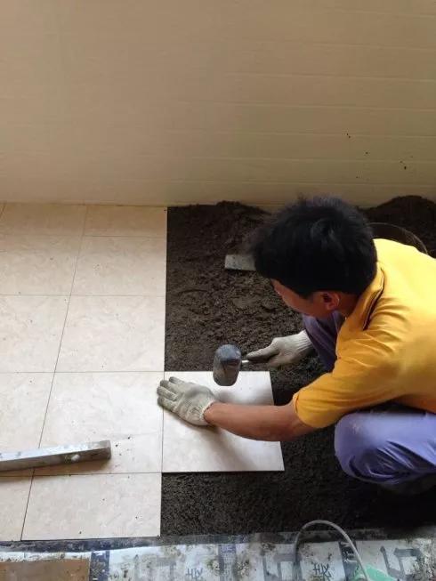 贴瓷砖手工费包含沙子水泥了吗,贴地砖手工费是多少