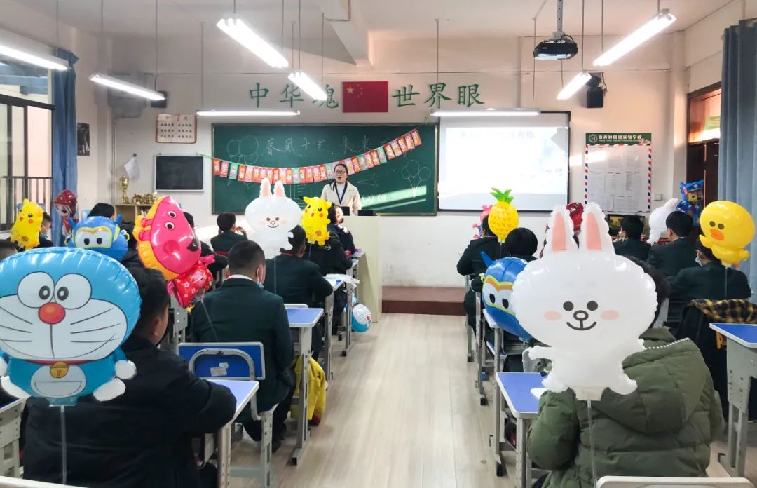 开学季校园展示打卡,开学啦冰墩墩小学生积极向上图片