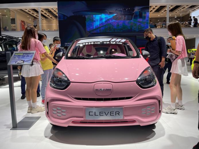 qq冰淇淋全景,qq冰淇淋比五菱mini大多少