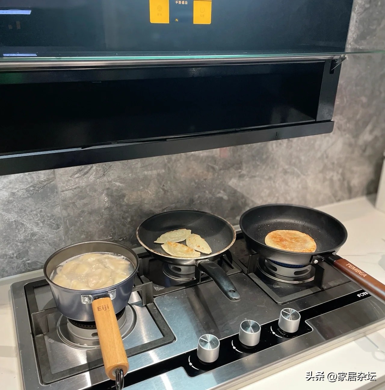 做饭时开油烟机是关窗还是开窗,抽油烟机开的时候需要开窗吗