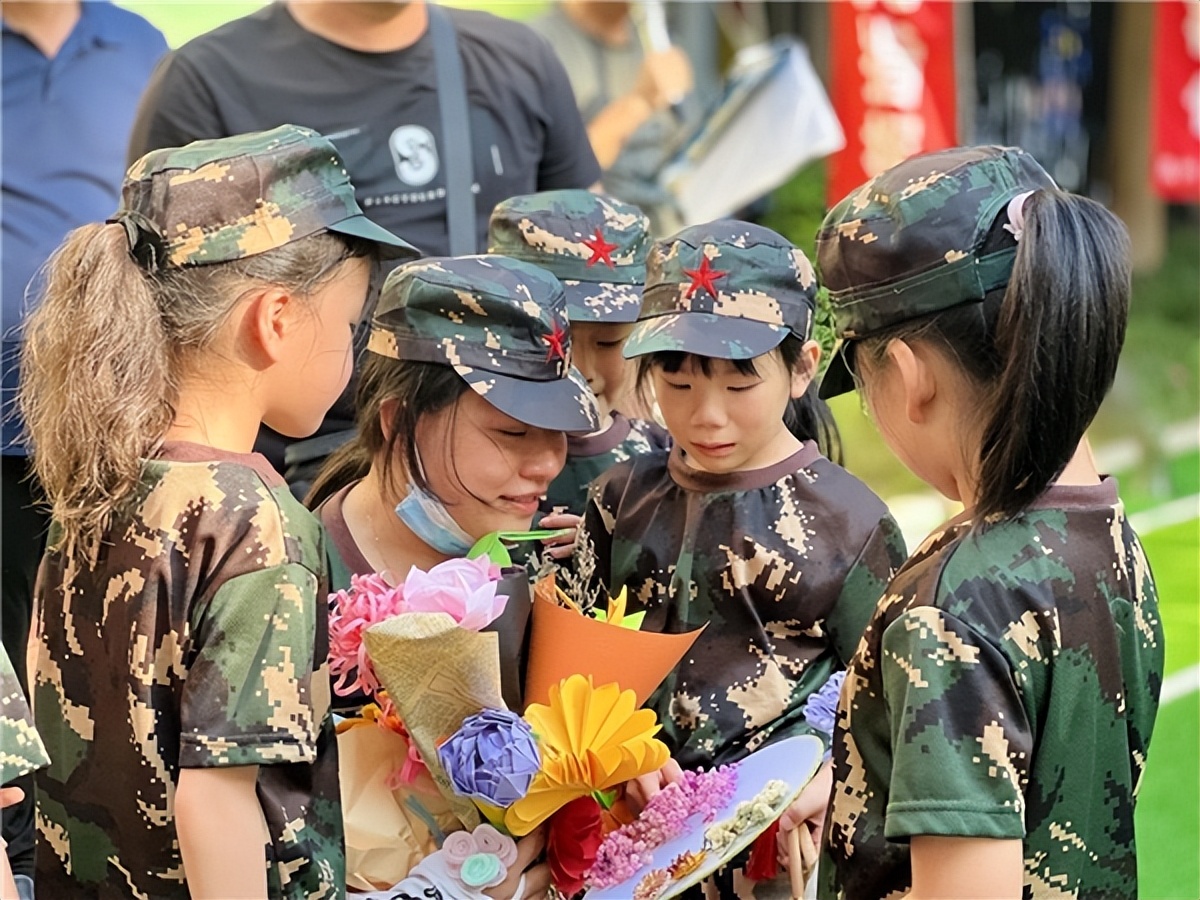 童心向*党**我是中国娃娃兵——丰泽区东海实幼举办“童心向*党**”2023届大班军事体验游戏活动