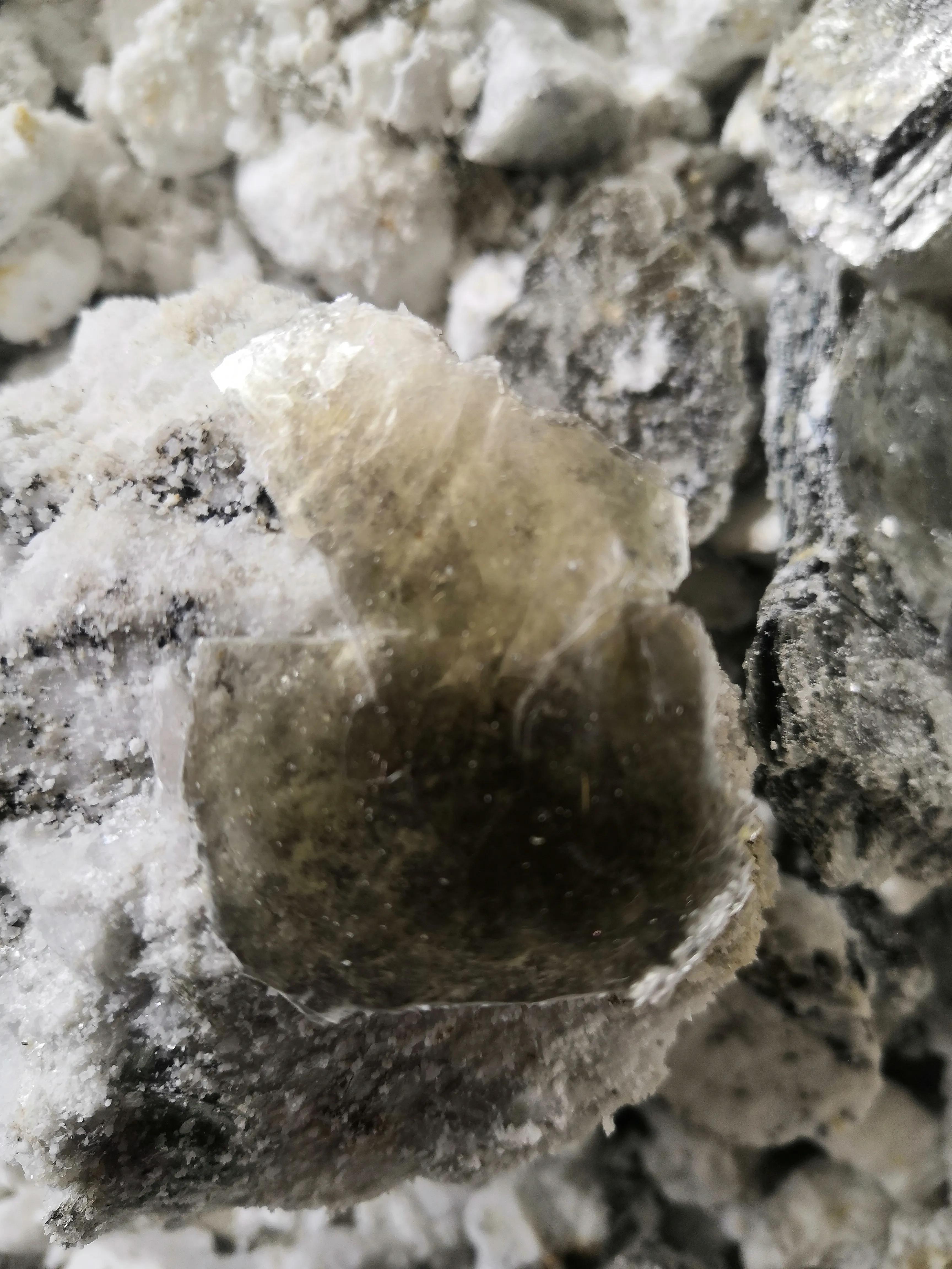 白云母和石英如何肉眼区别,白云母矿物图片