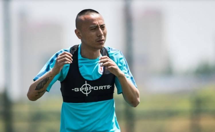 门将踢中锋鬼才成耀东,毛剑卿打左前卫