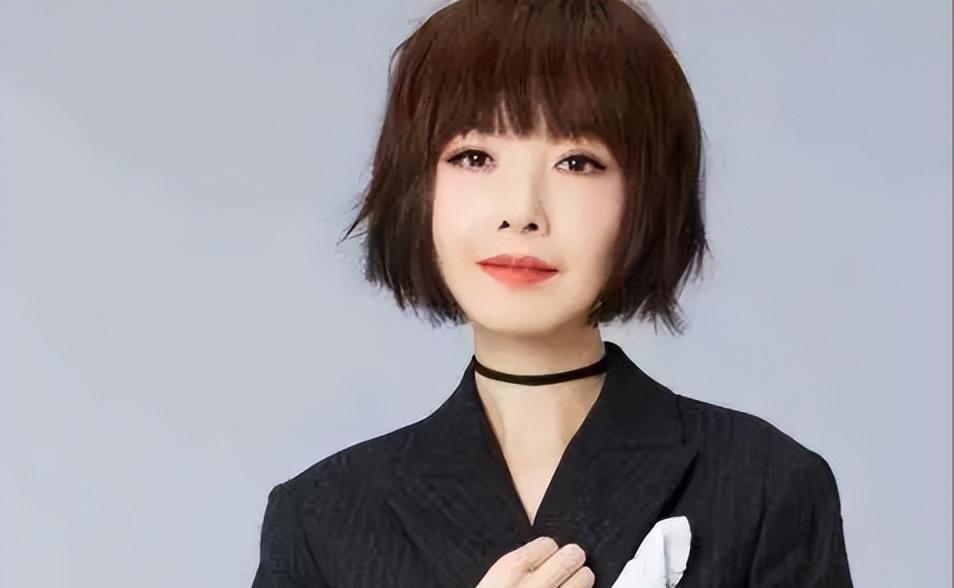 鲁豫相差19岁“母子恋”曝光，疑似已同居，同一单元共用一个车位