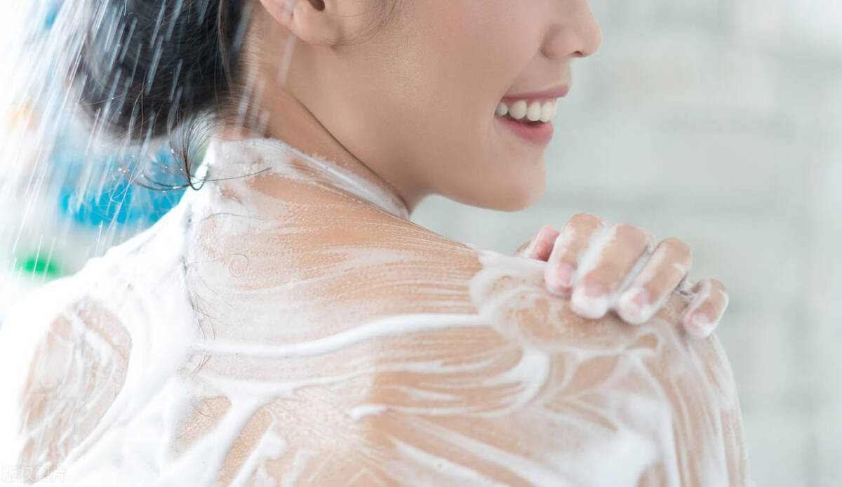 怎样预防身体毛毛脱落,洗澡后腿部掉皮屑是怎么回事