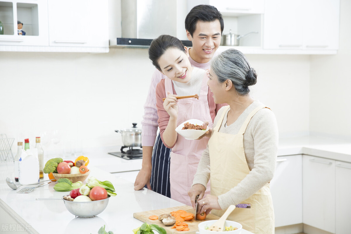 58岁阿姨自述：学会“出卖”儿子后，我成了儿媳妇的闺蜜