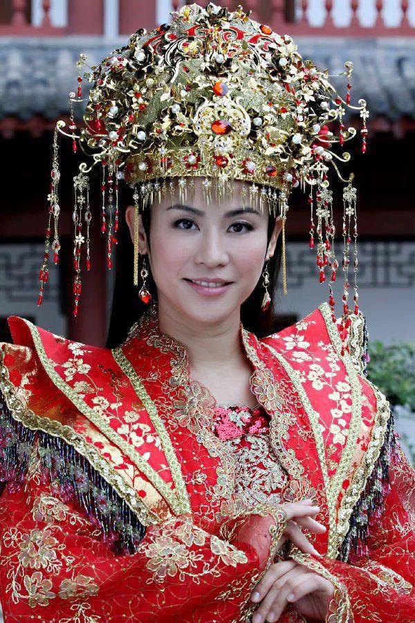 前脚吹“绝色美人”，后脚就被配角狠狠艳压，这些女明星图啥啊