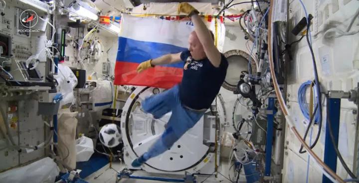 不想踢足球的宇航员不是好理发师，足球的热度火上了太空