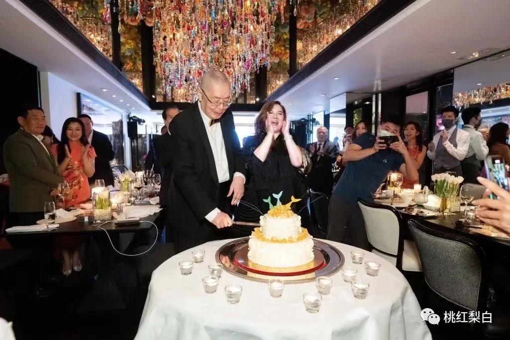 有钱人的名利场：甘比为什么要巴结82岁的他？