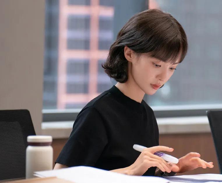 金晨瘦到脱相图片,平凡之路金晨整过容吗