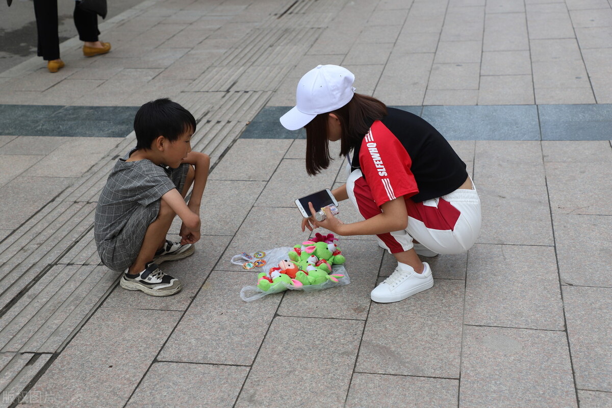 从小就学会挣钱的孩子,小孩摆摊如何20天赚到7000元