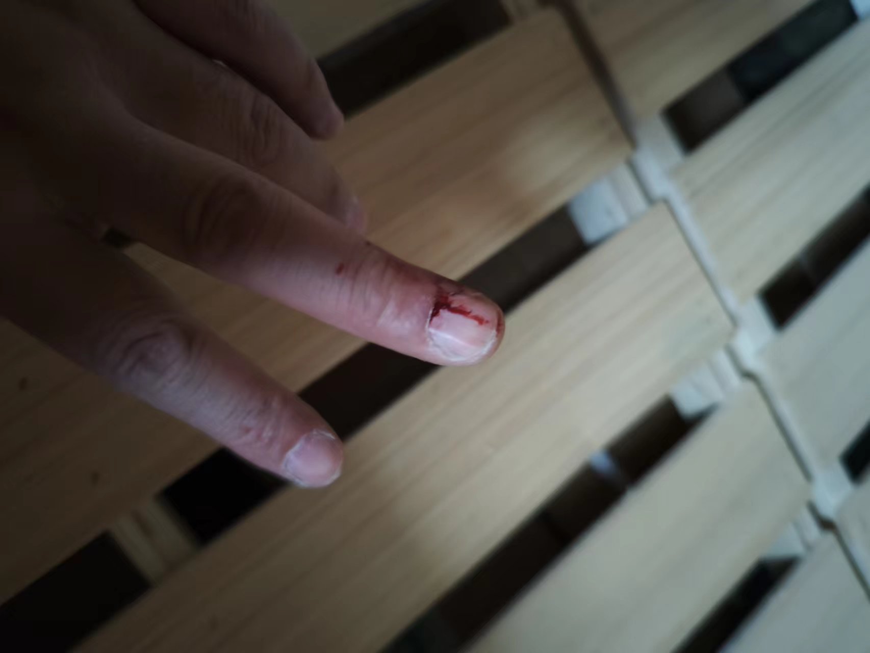 刚买的实木床床头接缝处开裂了,新买的床木头开裂