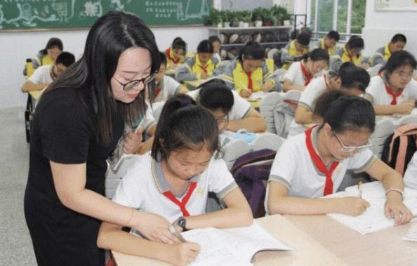 女教师穿2万多的大衣被举报,教师穿两万衣服上课被举报