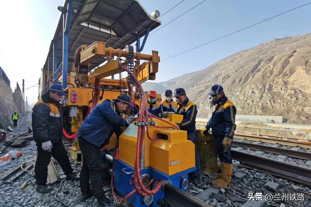 火车车轨怎么焊接,机械焊接铁轨