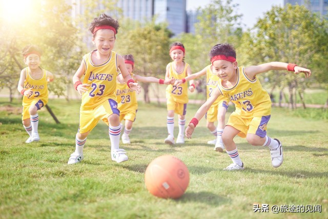 小孩摔了个大跟头,婴儿摔了个大跟头