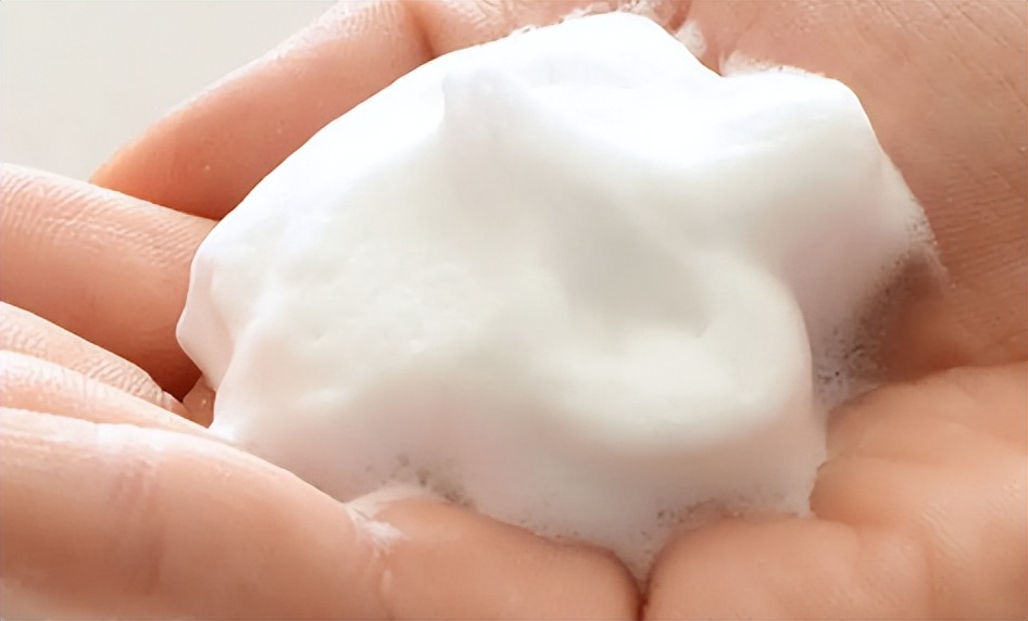 洗衣液洗衣服清洗几遍还是有泡沫,洗衣液洗几遍没有残留