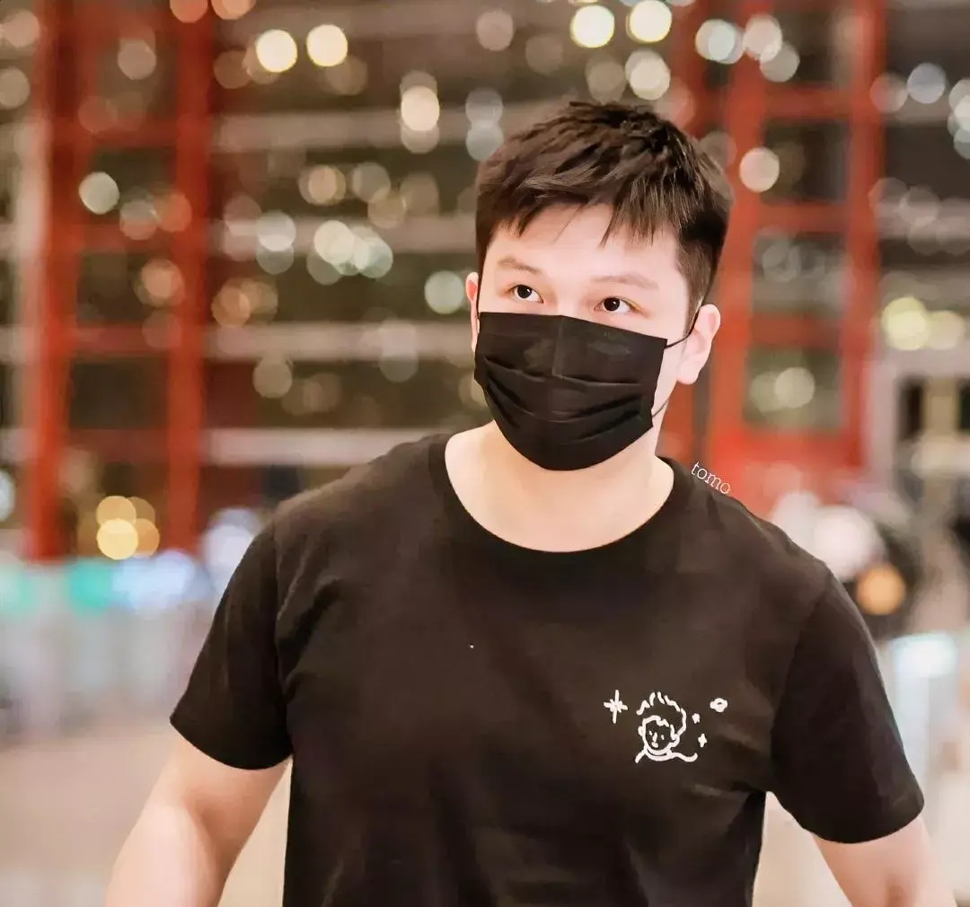 国乒孙颖莎打球王楚钦观看,国乒出征世乒赛孙颖莎图片