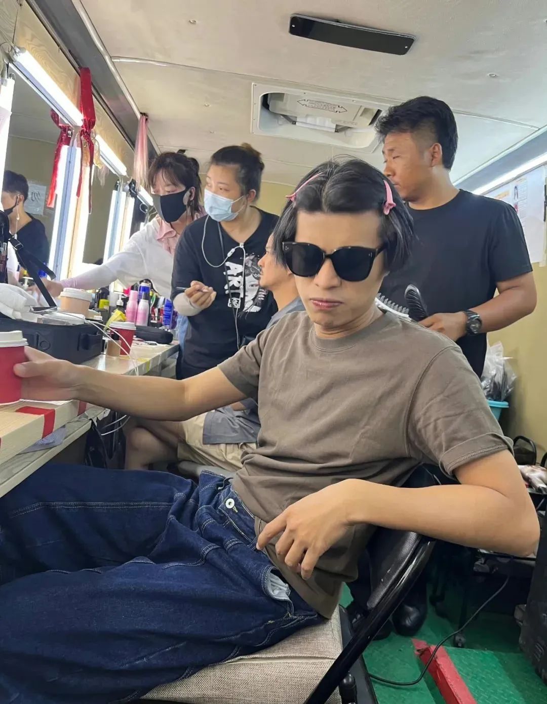 五条人主唱：没读过大学自称知识分子，想在台上穿发光鞋跳广场舞