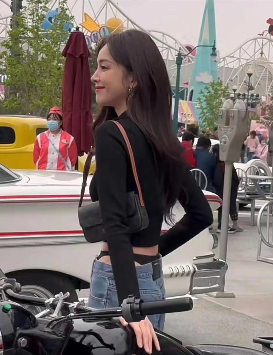 古力娜扎露脐上衣配紧身裤,古力娜扎格子裤穿搭