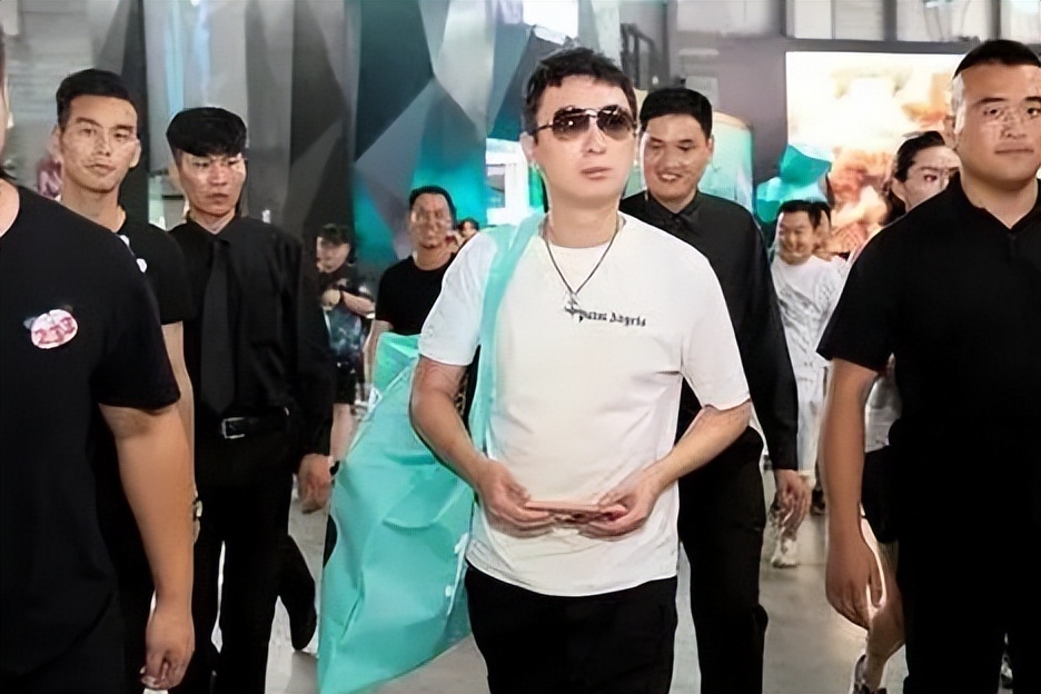 王思聪疑借好友900多万手表炫富，身边女伴颜值普通，身份惹热议