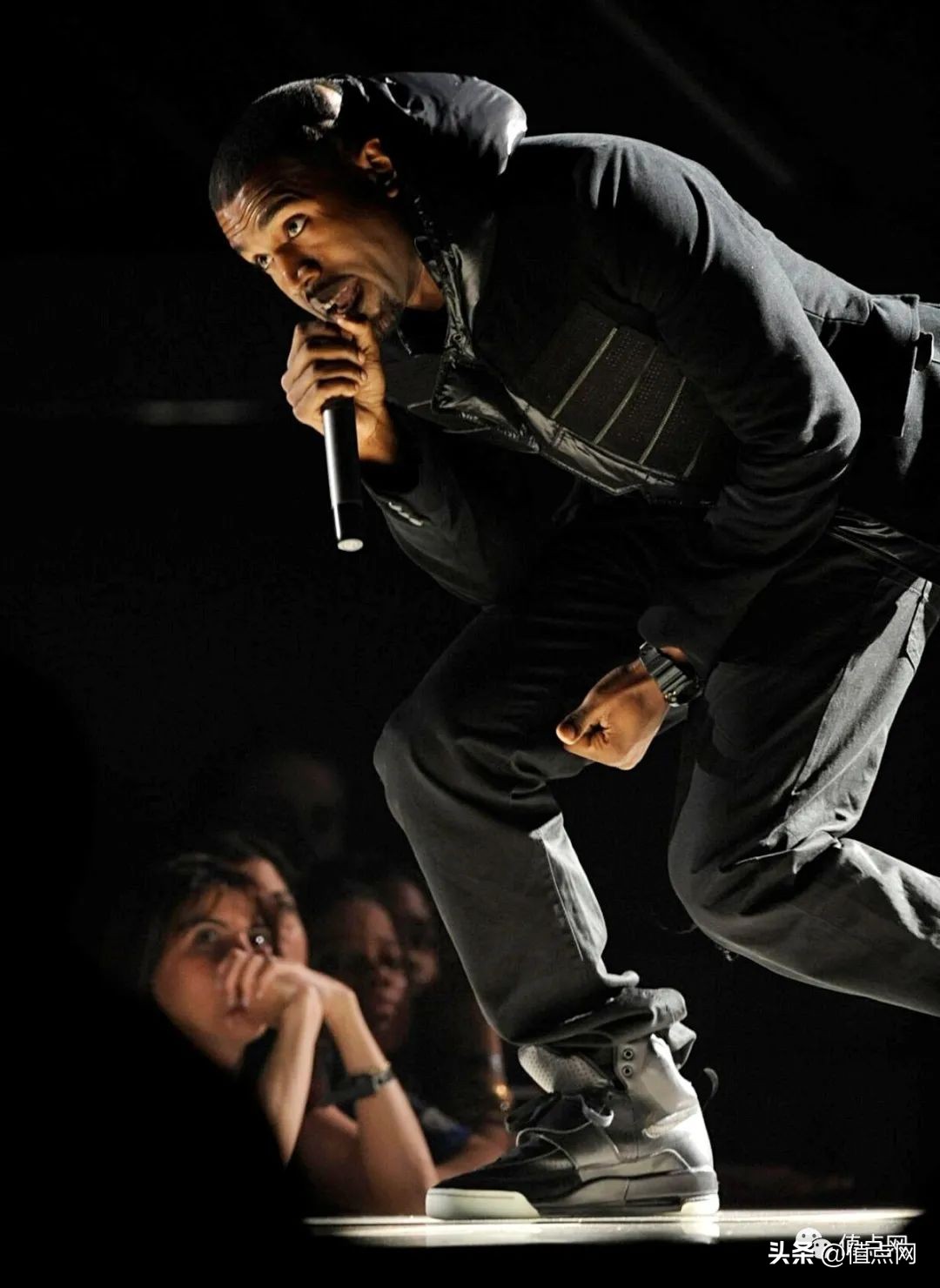 乔丹一双参赛球鞋拍卖出147美万元,乔丹airjordan1low复古蓝真假