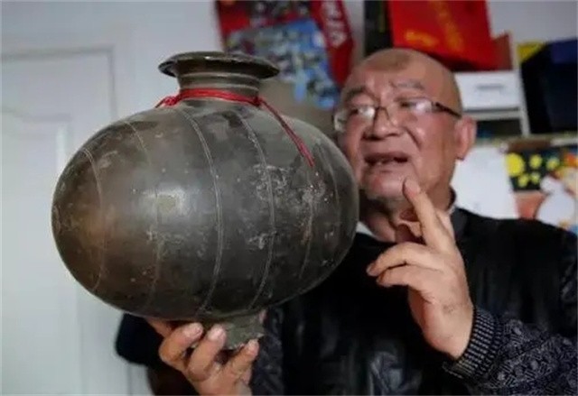 七旬老人50年收藏千万,老人痴迷古玩