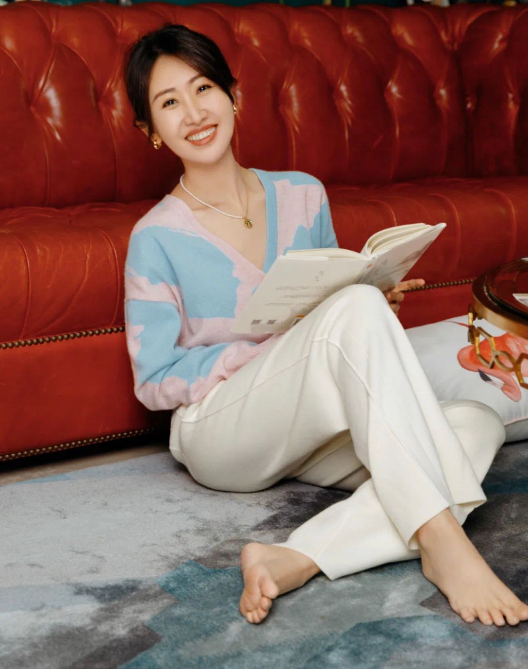 日常穿衣搭配波点裙,潮流穿搭黑色连衣裙这样穿很显白