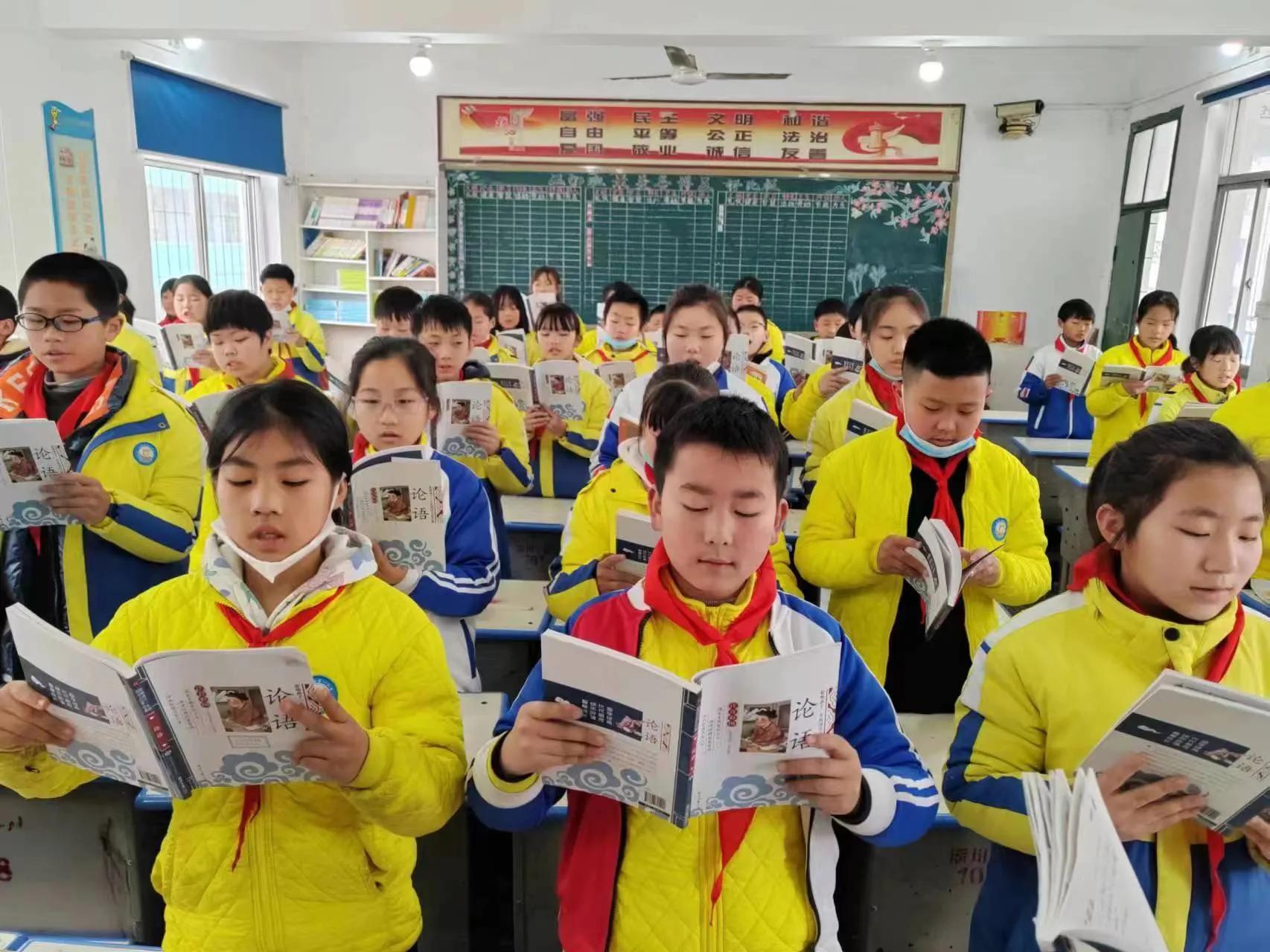 书香溢校园经典诵读活动,这学期学校开展经典诵读活动