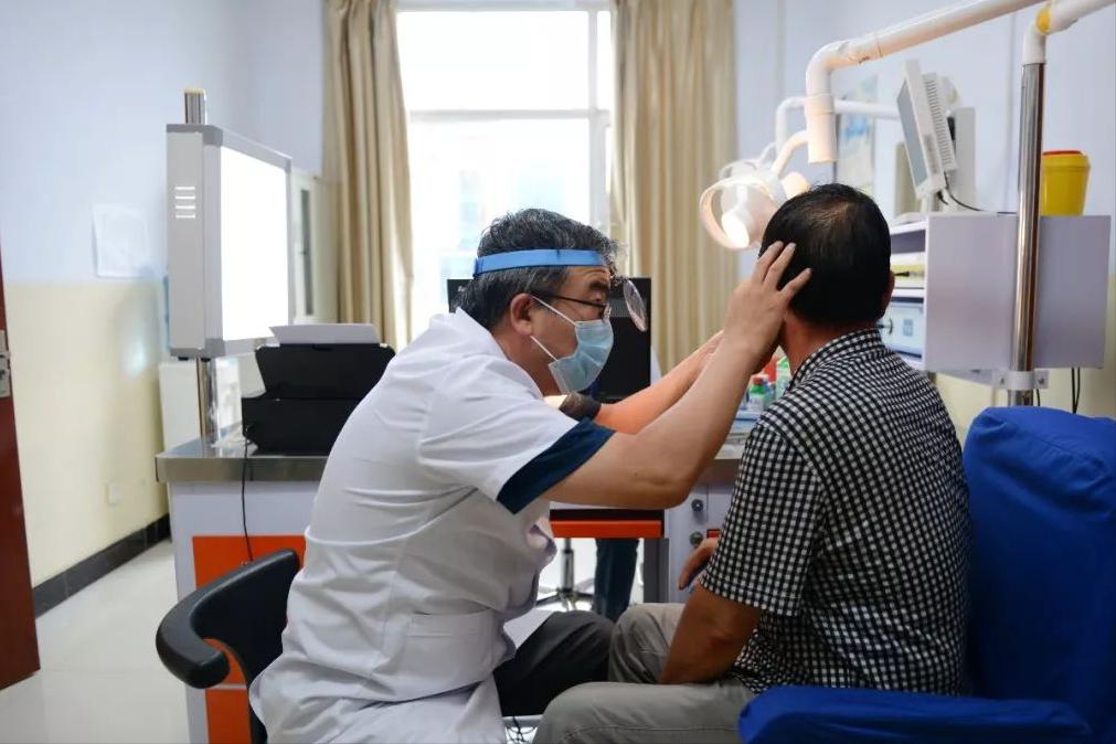 为什么耳朵会有异样的感觉,为什么你的耳朵有好多小疙瘩