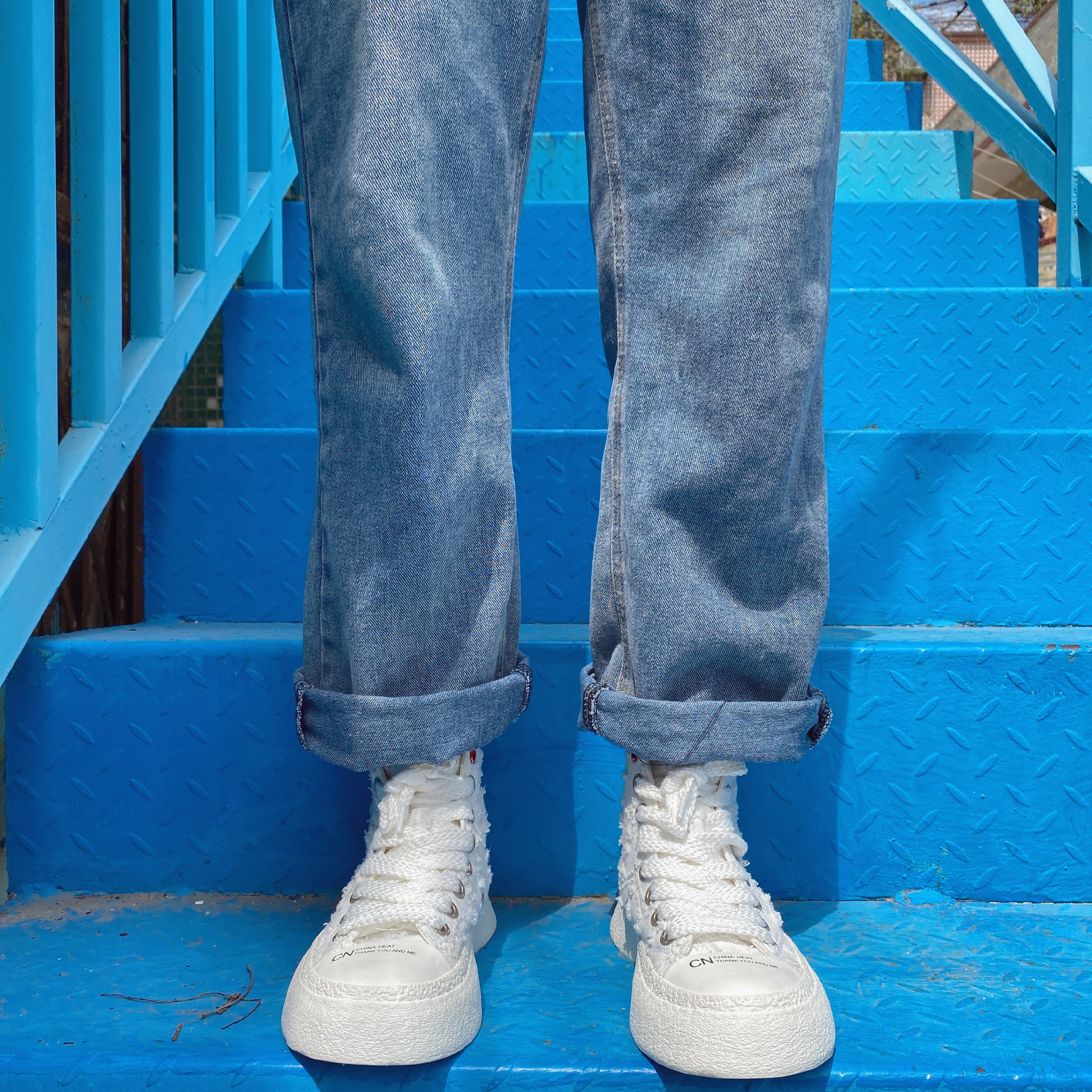 现在为什么这么多人喜欢穿帆布鞋,为什么现在很少有人穿帆布鞋