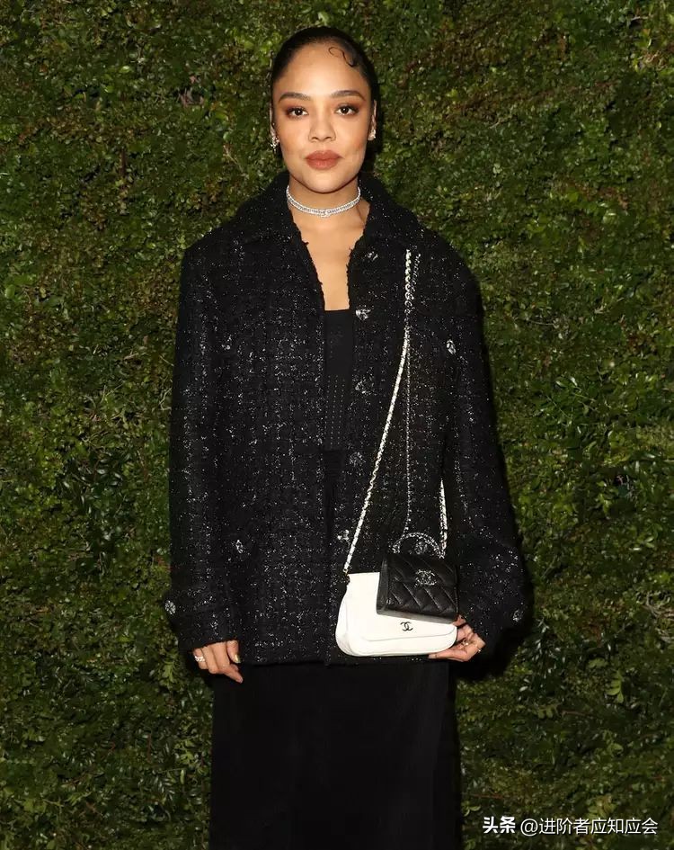 欧美明星时尚街拍2019年7月30日,欧美老年时尚博主穿羽绒服街拍