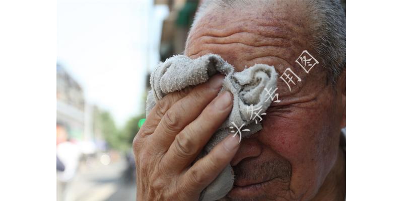 儿子月入十几万每月给父亲五十元,儿子打工了每个月给我1000块钱