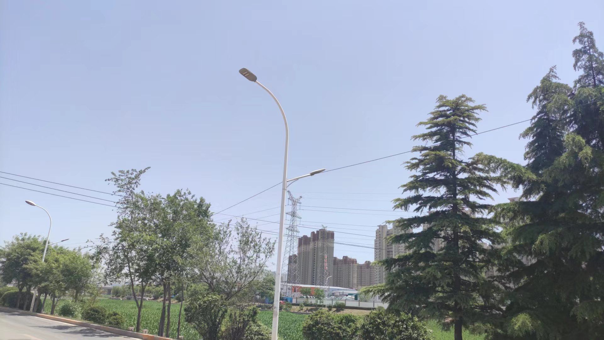 整治施工围挡提升城市形象,提升改造河道焕然一新