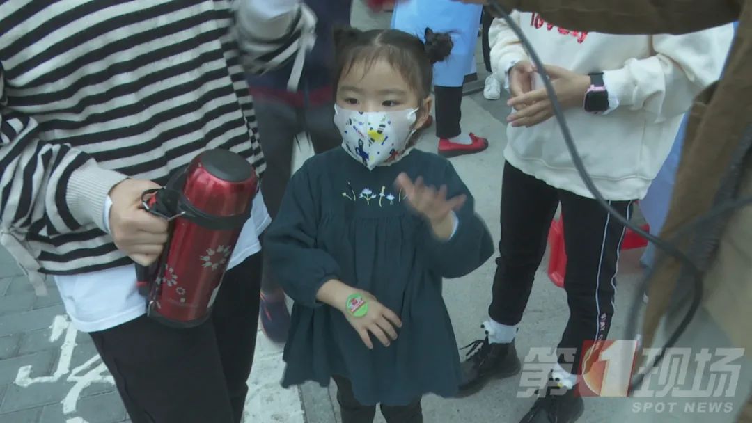 这几天，很多深圳人身上出现了一张“绿色标识”...