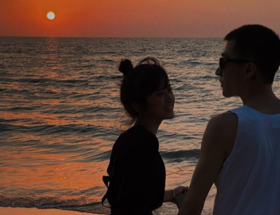 东莞:情侣吵架,女子当众脱裤威胁,“脱掉的是裤子也是尊严”