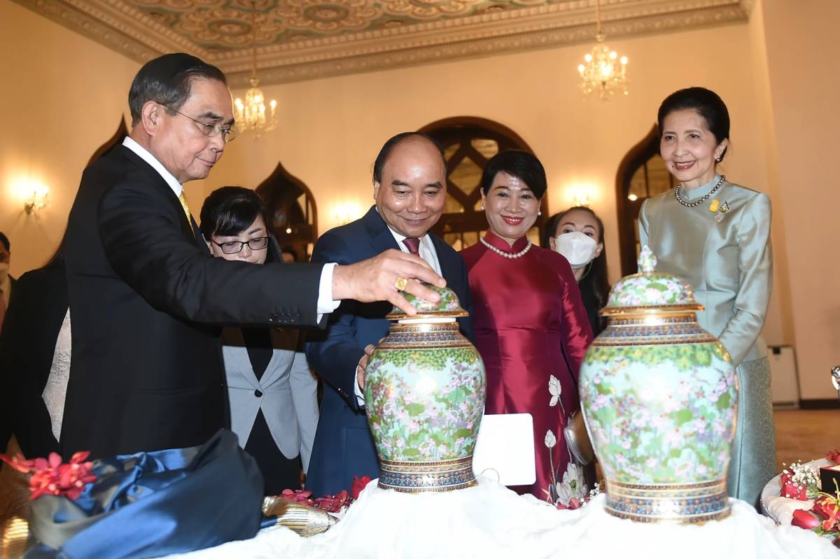 太太团穿什么衣服,日本和服vs旗袍