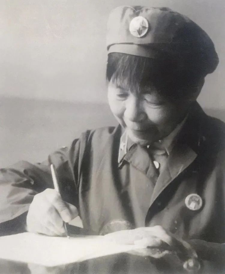 1975年，查果拉军民座谈会。吉汝乡主任直夸：金珠玛米亚古都！