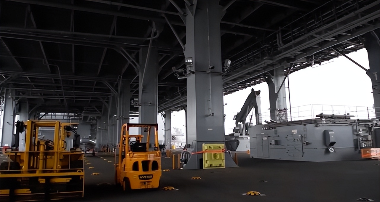 跑到南海寻衅滋事!起底美军这艘“民改军”9万吨大船