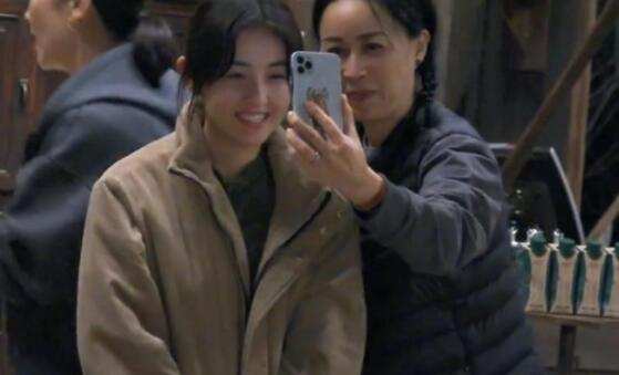 那英伦敦星巴克,那英带女儿在伦敦买奢侈品